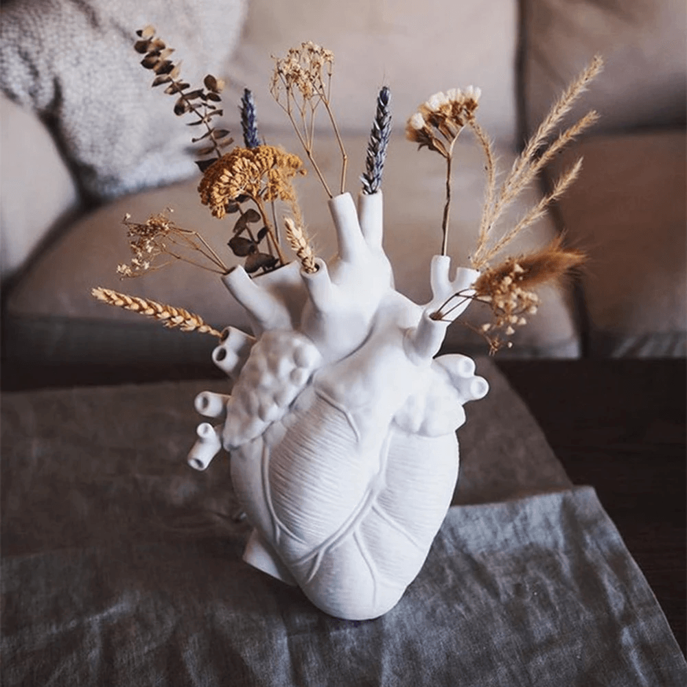 Vaza in forma de inima anatomica, Flori incluse